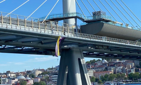 10.İstanbul Trans Onur Haftası, 14 Temmuz Uluslararası Non-binary Günü’nde Haliç Köprüsü’ne non-binary bayrağı astı Kaos GL - LGBTİ+ Haber Portalı