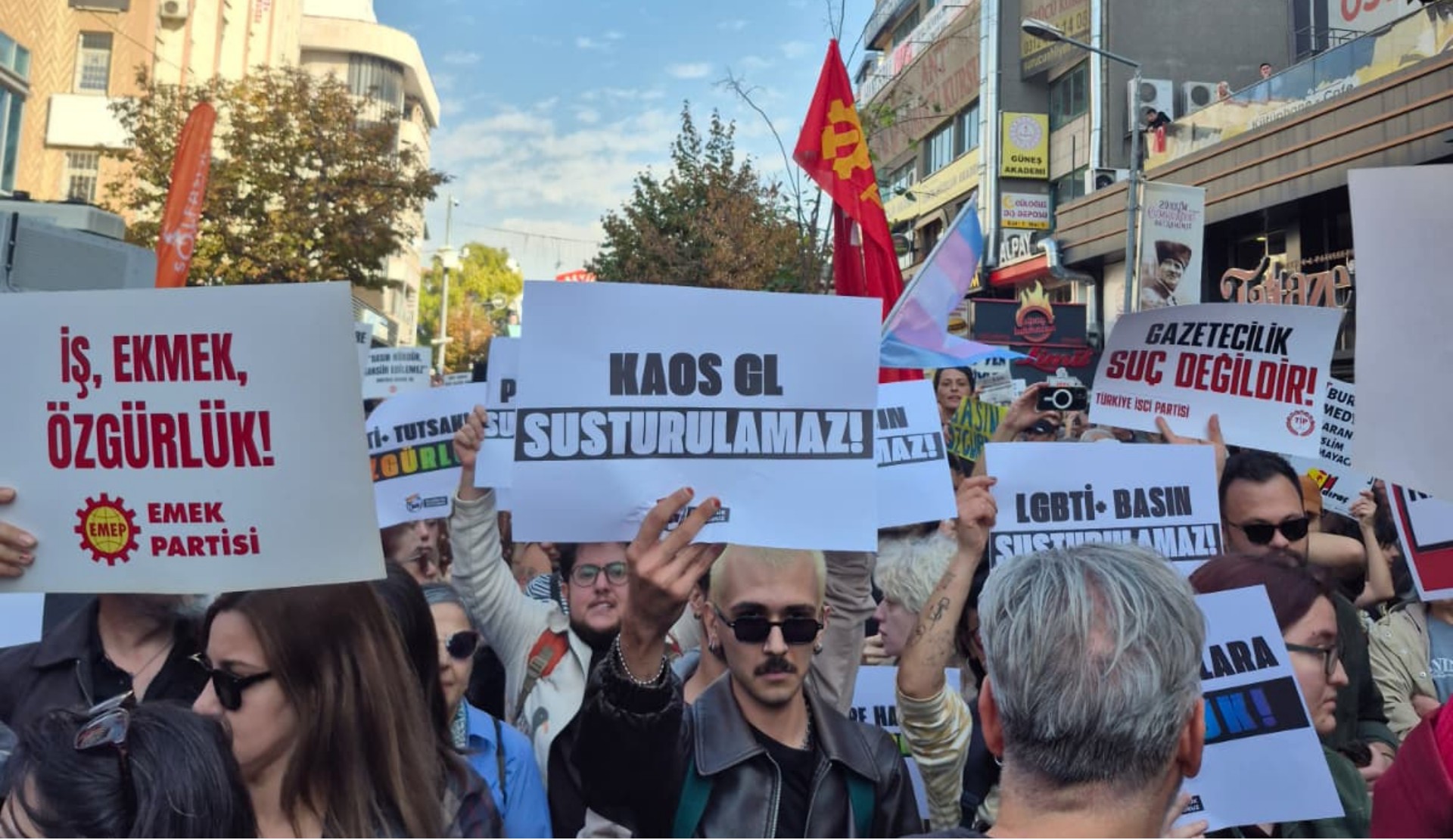 10 kentte sansüre karşı yürüyüş: “LGBTİ+’ların mücadelesini duyuran gazeteciler hedef alınıyor” | Kaos GL - LGBTİ+ Haber Portalı