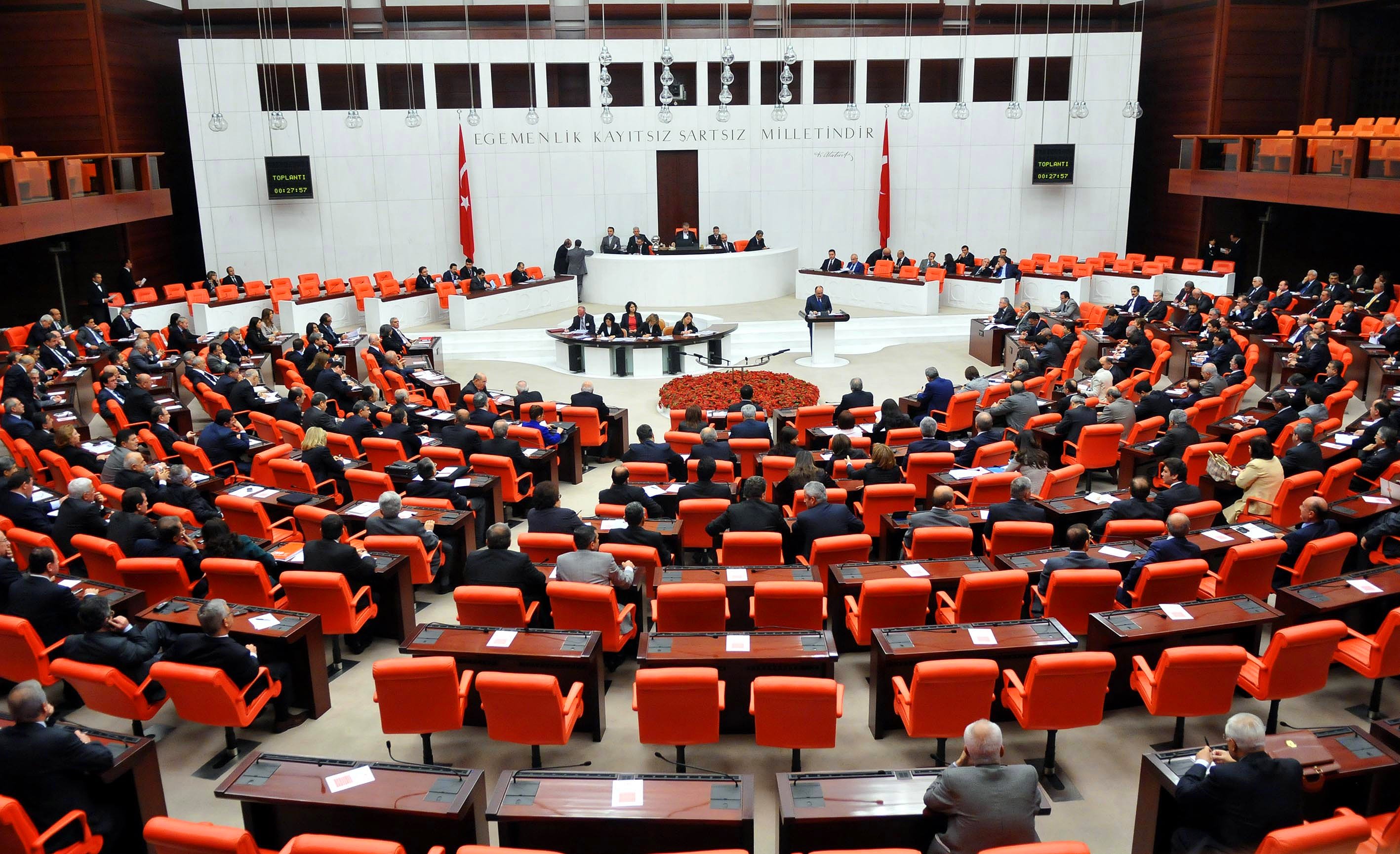 12. Yargı Paketi ikiye bölünüyor: LGBTİ+ düşmanı düzenlemeler ve süresiz nafaka ikinci pakete girebilir | Kaos GL - LGBTİ+ Haber Portalı Haber