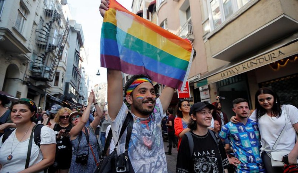19 kişinin yargılandığı İstanbul Onur Yürüyüşü davası 23 Aralık’a ertelendi: Yargılanan 19 kişi, iddianame 3 paragraf Kaos GL - LGBTİ+ Haber Portalı
