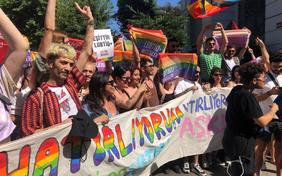 22. İstanbul Onur Yürüyüşü’nde LGBTİ+’lar Bağdat Caddesi’nde yürüdü | Kaos GL - LGBTİ+ Haber Portalı Haber