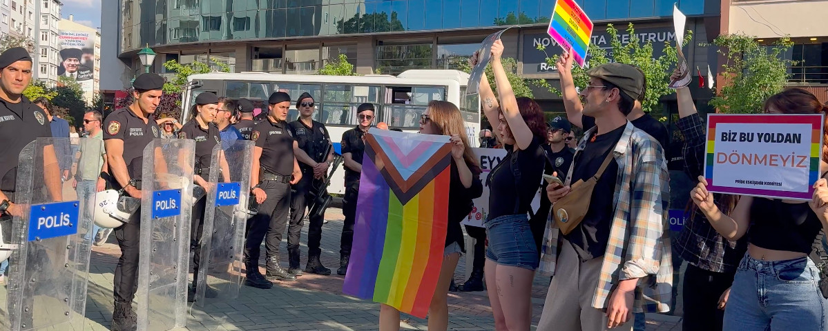 4. Eskişehir Onur Yürüyüşü’ne polis saldırdı, LGBTİ+ aktivistleri işkenceyle gözaltına alındı | Kaos GL - LGBTİ+ Haber Portalı Haber