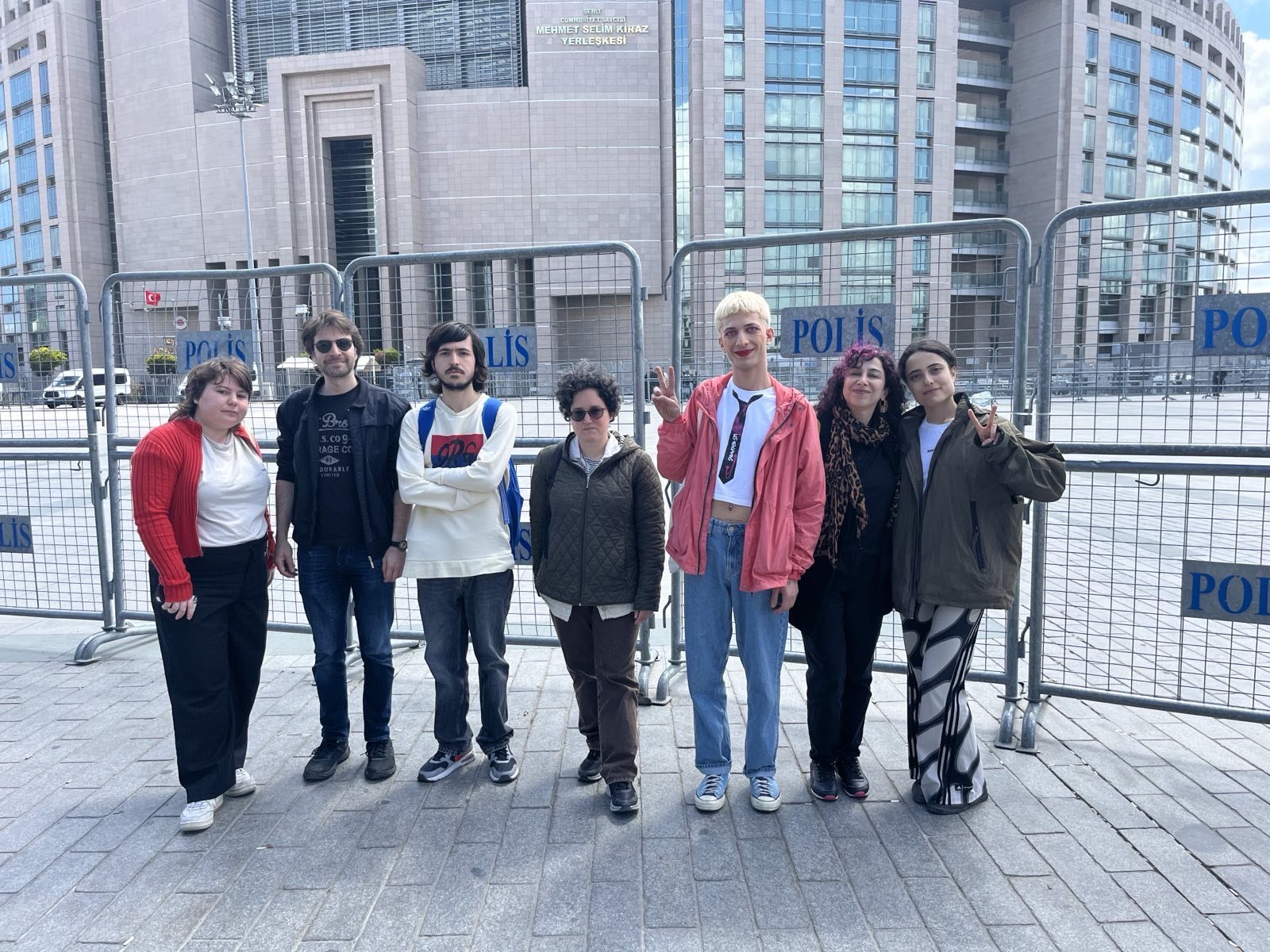 “6 Şubat’ı Unutma, Unutturma” sloganı atan LGBTİ+ aktivistinin yargılandığı davanın ilk duruşması görüldü Kaos GL - LGBTİ+ Haber Portalı