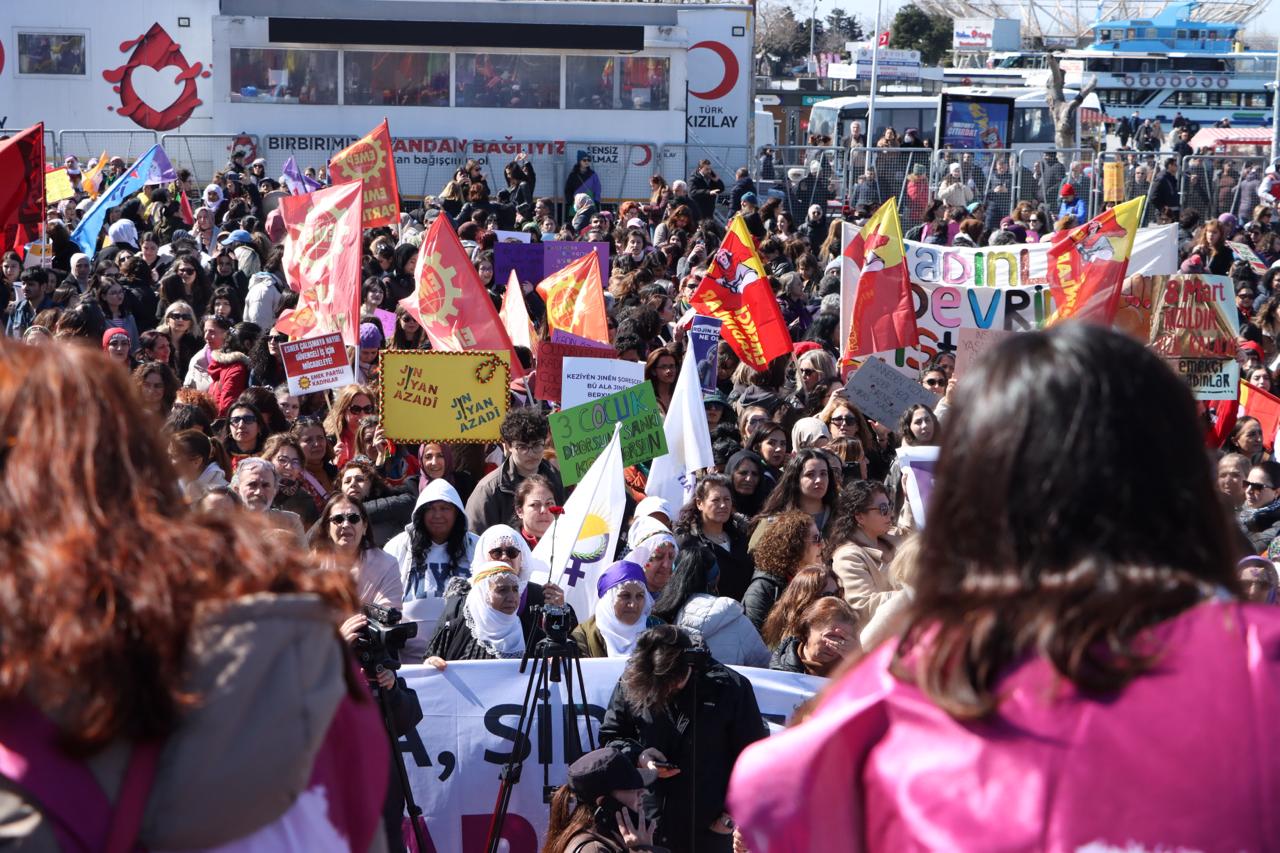 8 Mart Kadın Platformu'ndan gözaltıların serbest bırakılması çağrısı: “Kadın ve LGBTİ+ düşmanlığına karşı mücadelemiz sürecek” | Kaos GL - LGBTİ+ Haber Portalı Haber