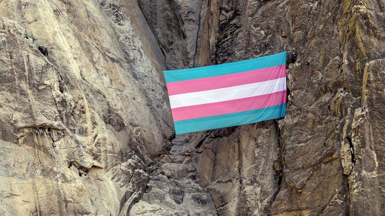 ABD’de Yosemite Ulusal Parkı’na trans bayrağı asan nonbinary biyolog işten çıkarıldı | Kaos GL - LGBTİ+ Haber Portalı Haber