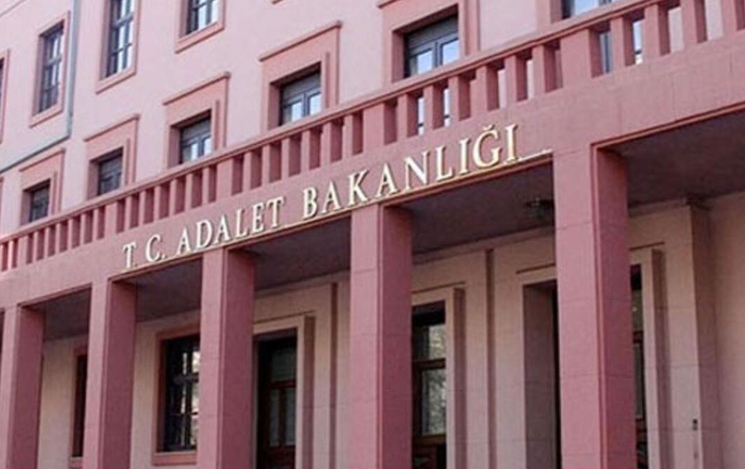 Adalet Bakanlığı, Pembe Hayat’ın LGBTİ+ karşıtı kanun teklif taslağına dair sorularını yanıtsız bıraktı Kaos GL - LGBTİ+ Haber Portalı
