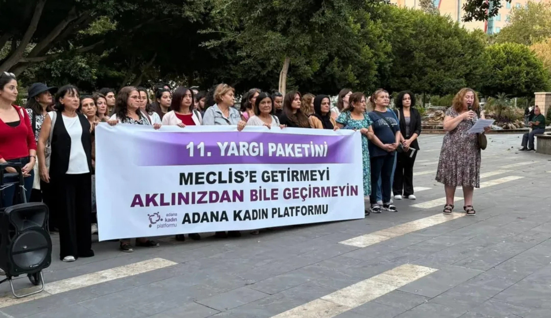 Adana’da kadınlar ve LGBTİ+’lar yargı paketine karşı buluştu: "Devlet ahlak bekçiliği değil, görevini yapsın!" | Kaos GL - LGBTİ+ Haber Portalı Haber