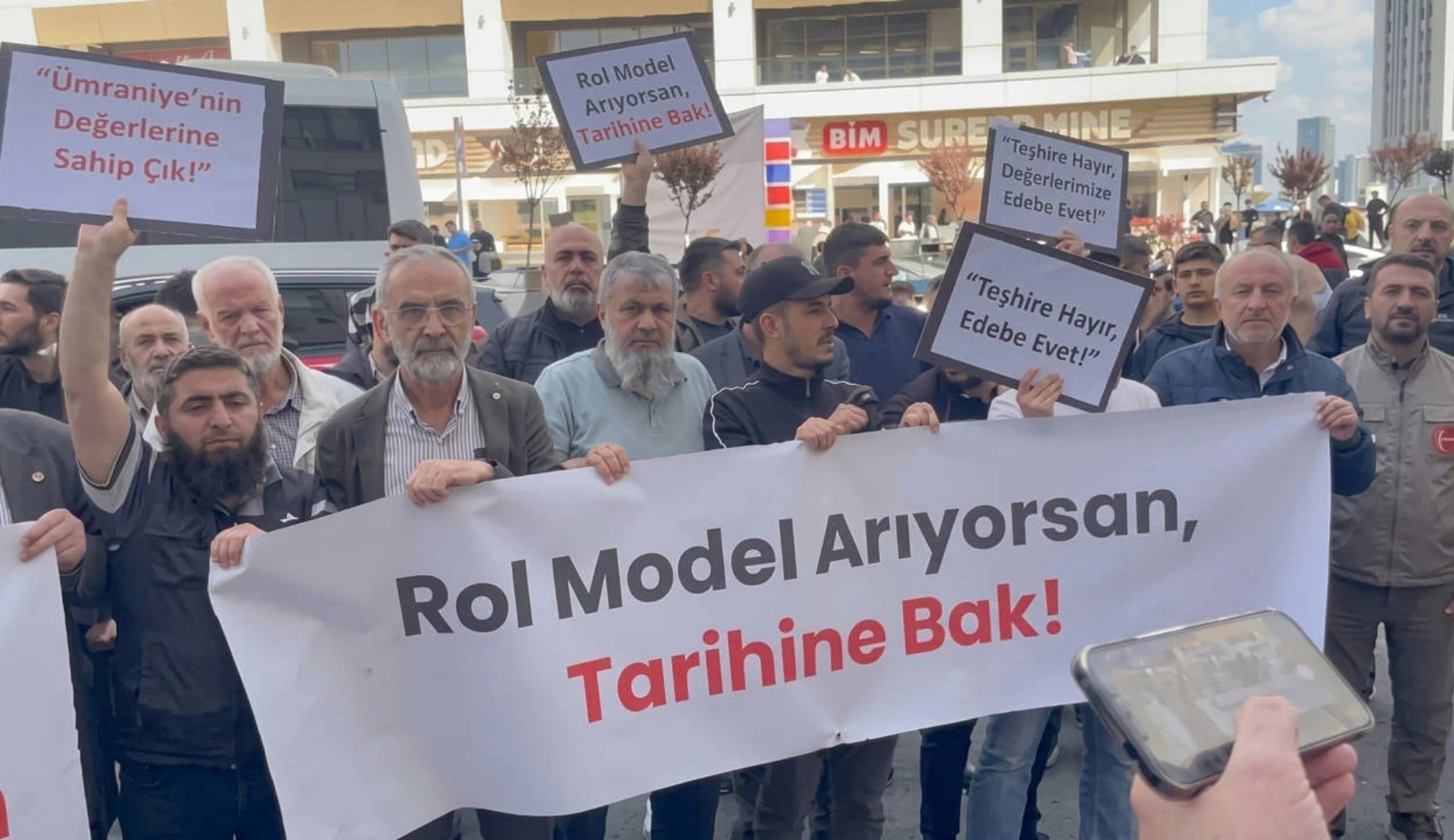 “Ailem Güvende” operasyonlarına destek veren grup anime festivaline saldırdı | Kaos GL - LGBTİ+ Haber Portalı