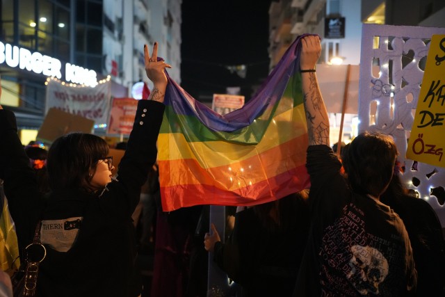 “Ailem Güvende” operasyonuna tepkiler: “LGBTİ+ örgütlerinin yakasından artık düşün!” | Kaos GL - LGBTİ+ Haber Portalı Haber