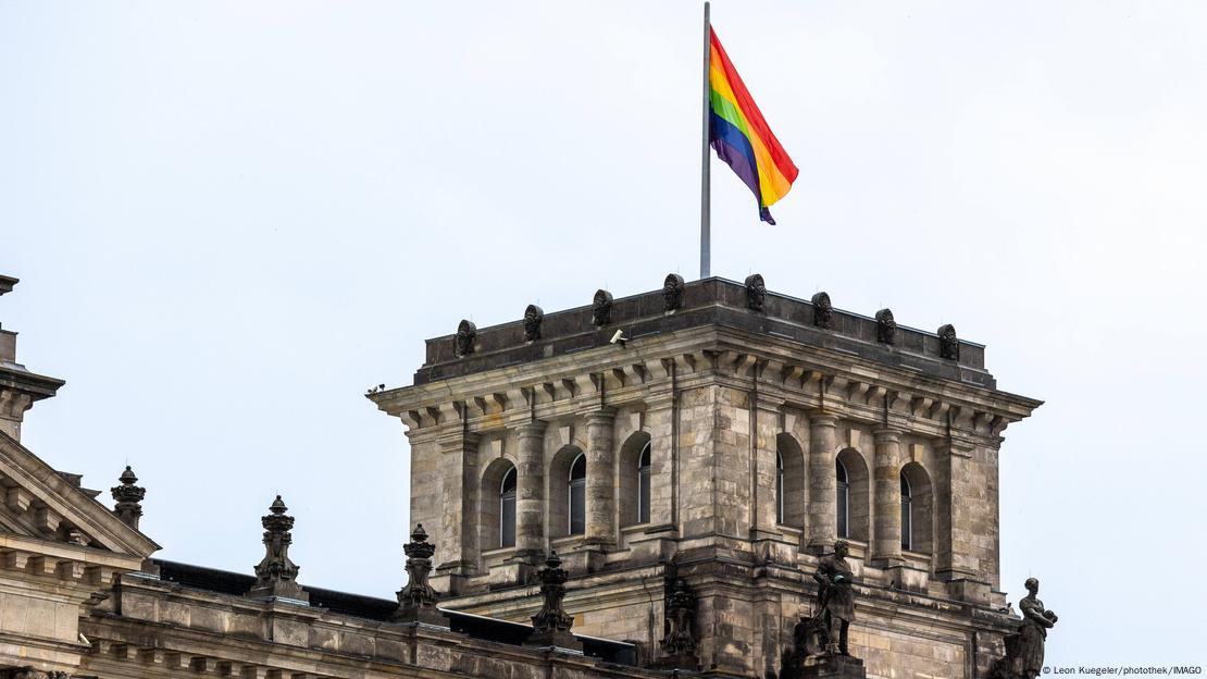 Almanya’da milletvekillerine “gökkuşağı bayraklarını kaldırma” talimatı Kaos GL - LGBTİ+ Haber Portalı