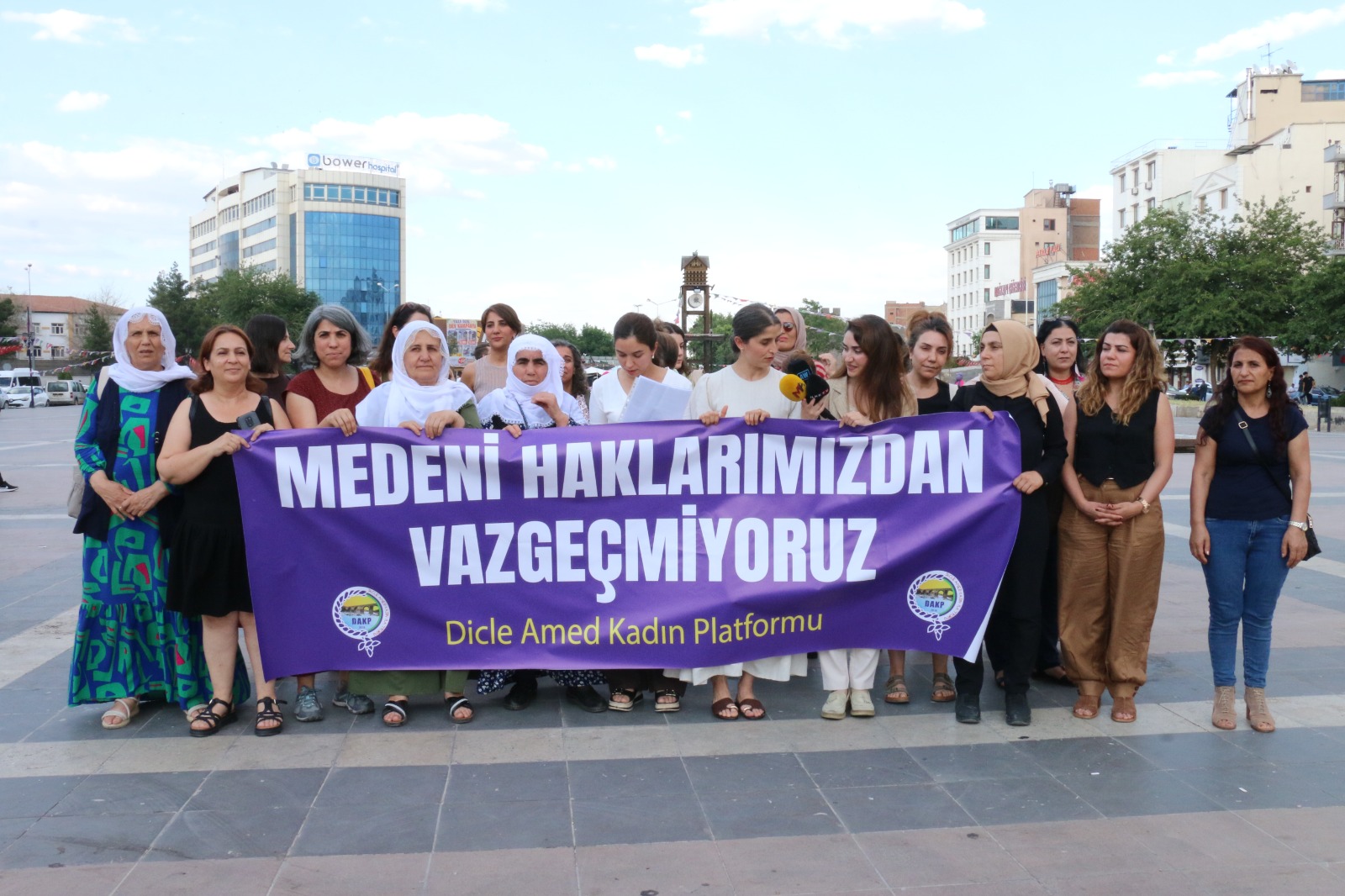 Amed Dicle Kadın Platformu’ndan 12. Yargı Paketi’ne karşı eylem: “LGBTİ+’ların varlığına yönelik düzenlemeler, nefret politikalarını meşrulaştırma riskini taşımaktadır” Kaos GL - LGBTİ+ Haber Portalı