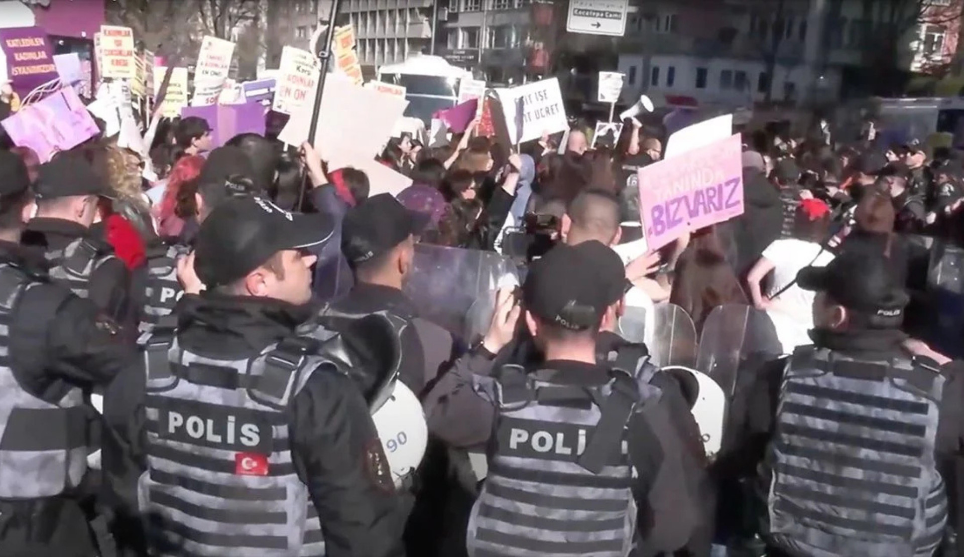 Ankara’da 8 Mart eylemine polis engeli: “LGBT bayraklarını görmek istemiyoruz dediler” Kaos GL - LGBTİ+ Haber Portalı