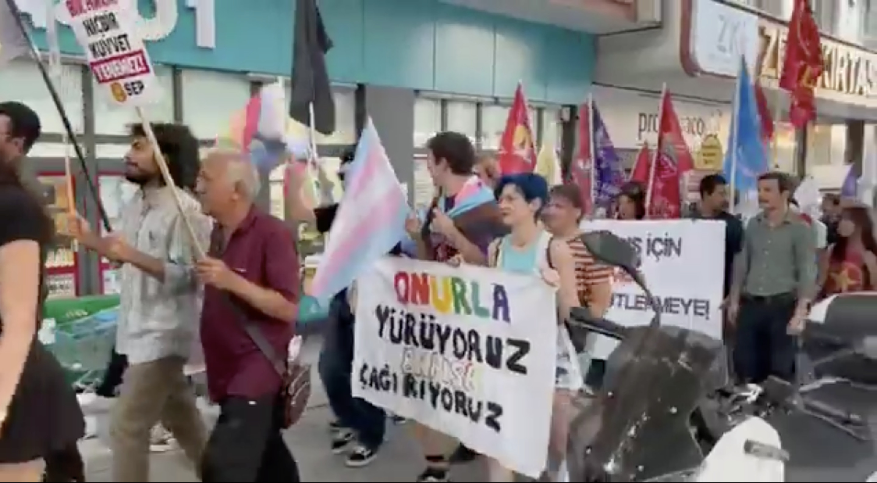Ankara’da Barış Günü yürüyüşü: LGBTİ+’lar “Onurla yürüyoruz, barışı çağırıyoruz” dedi Kaos GL - LGBTİ+ Haber Portalı