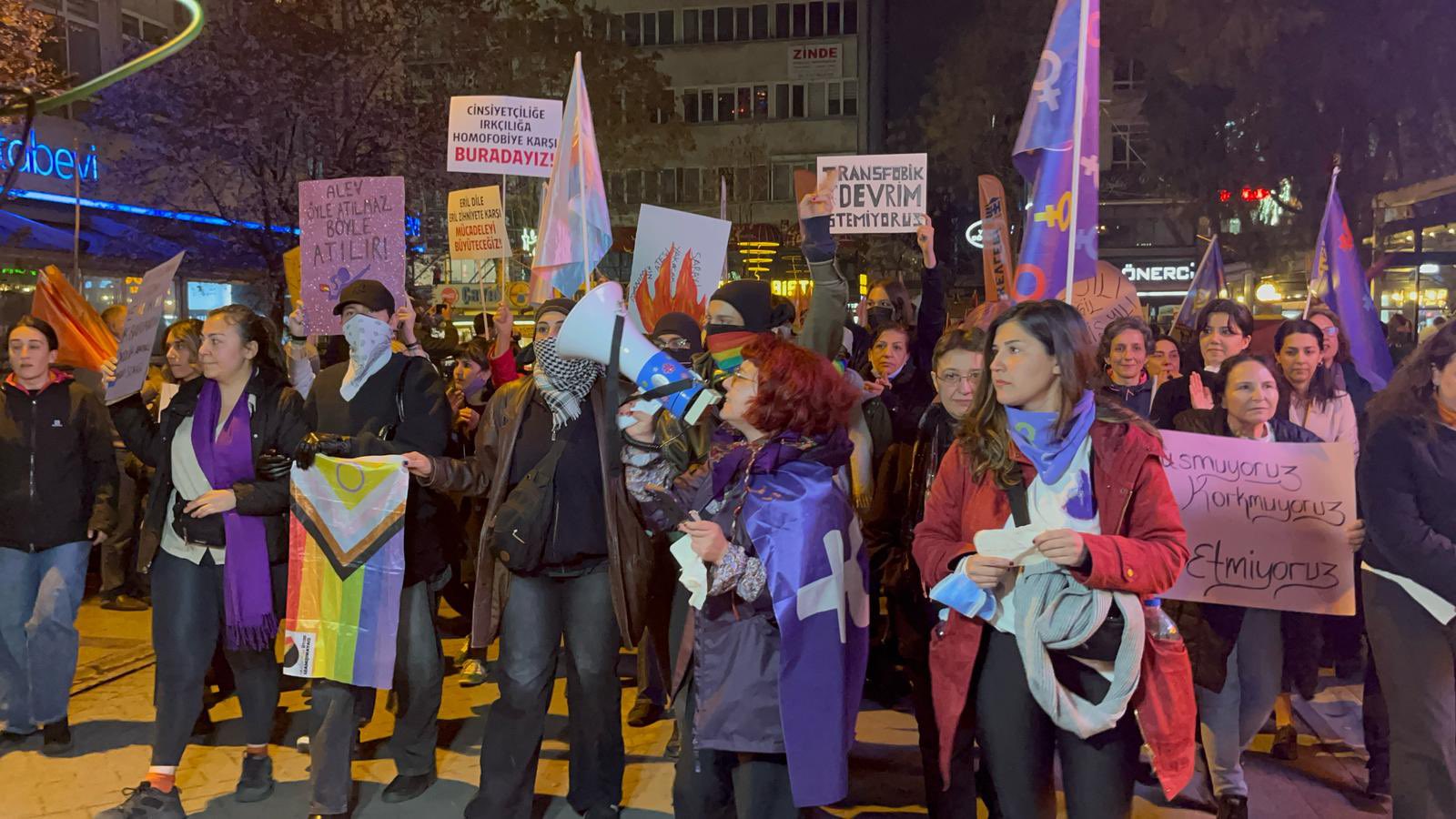 Ankara’da kadınlar ve LGBTİ+’lar sokaktaydı: “Demokrasiye darbe vurulduğunda ilk susturulanlar kadınlar ve LGBTİ+’lar olur” Kaos GL - LGBTİ+ Haber Portalı