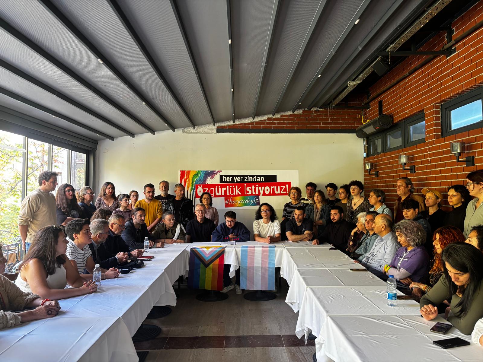 Ankara’da Özgürlük İstiyoruz’dan basın açıklaması: “Yalnız değiliz, yanlış değiliz, kalabalığız!” Kaos GL - LGBTİ+ Haber Portalı