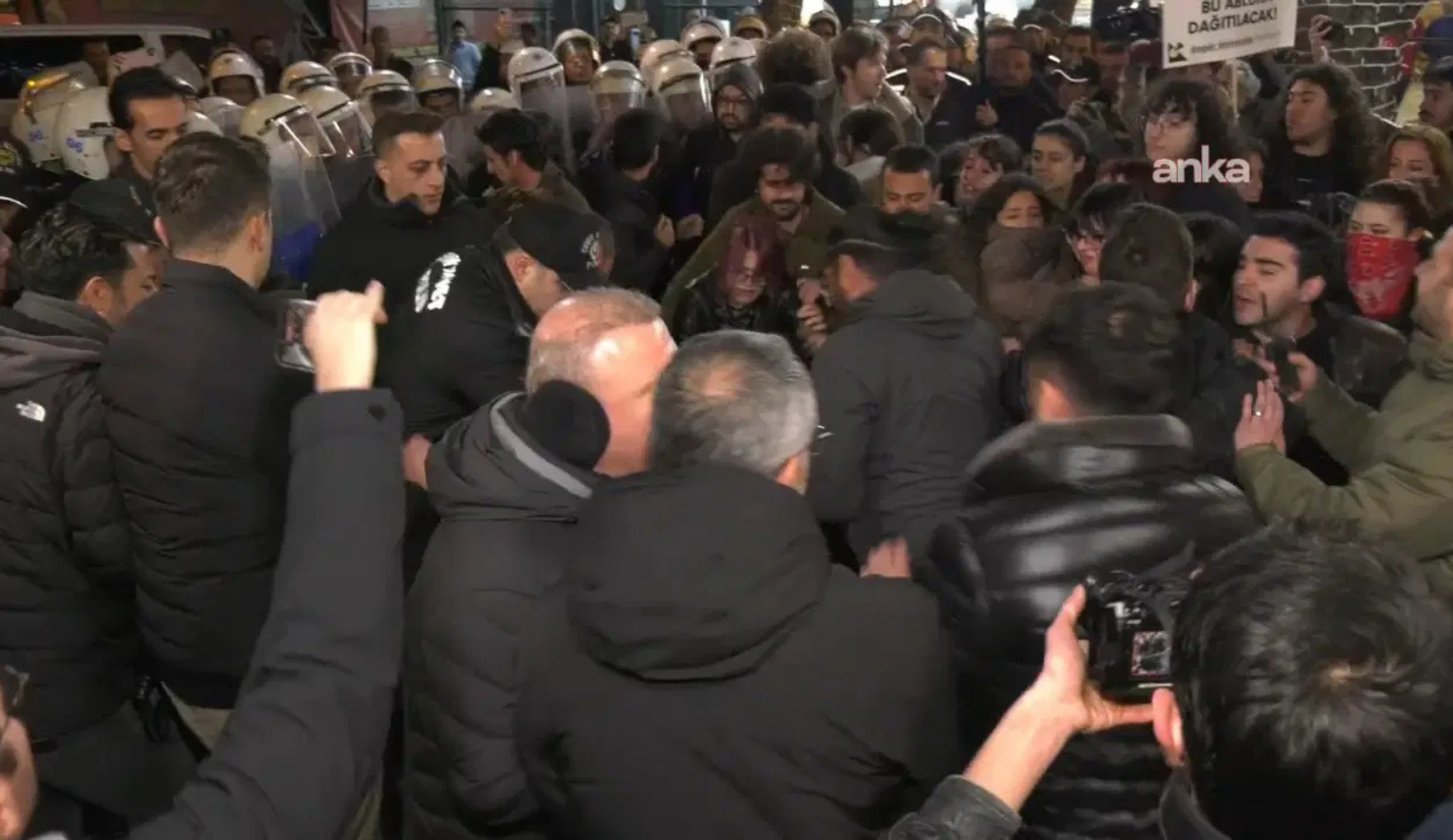 Ankara’daki 19 Mart yürüyüşüne polis saldırdı; 3 LGBTİ+ aktivisti gözaltına alındı | Kaos GL - LGBTİ+ Haber Portalı Haber