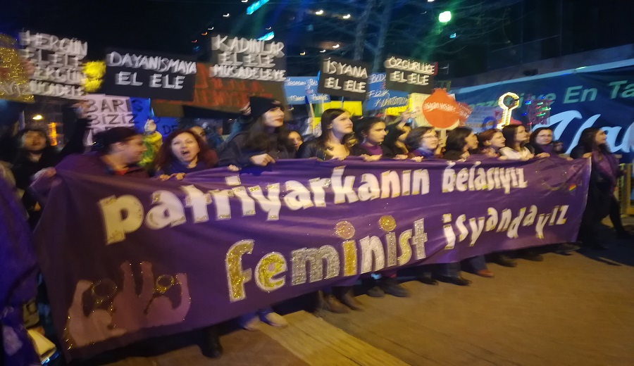 Ankara Feminist Gece Yürüyüşü’nde gökkuşağı bayrakları alana alınmadı! Kaos GL - LGBTİ+ Haber Portalı