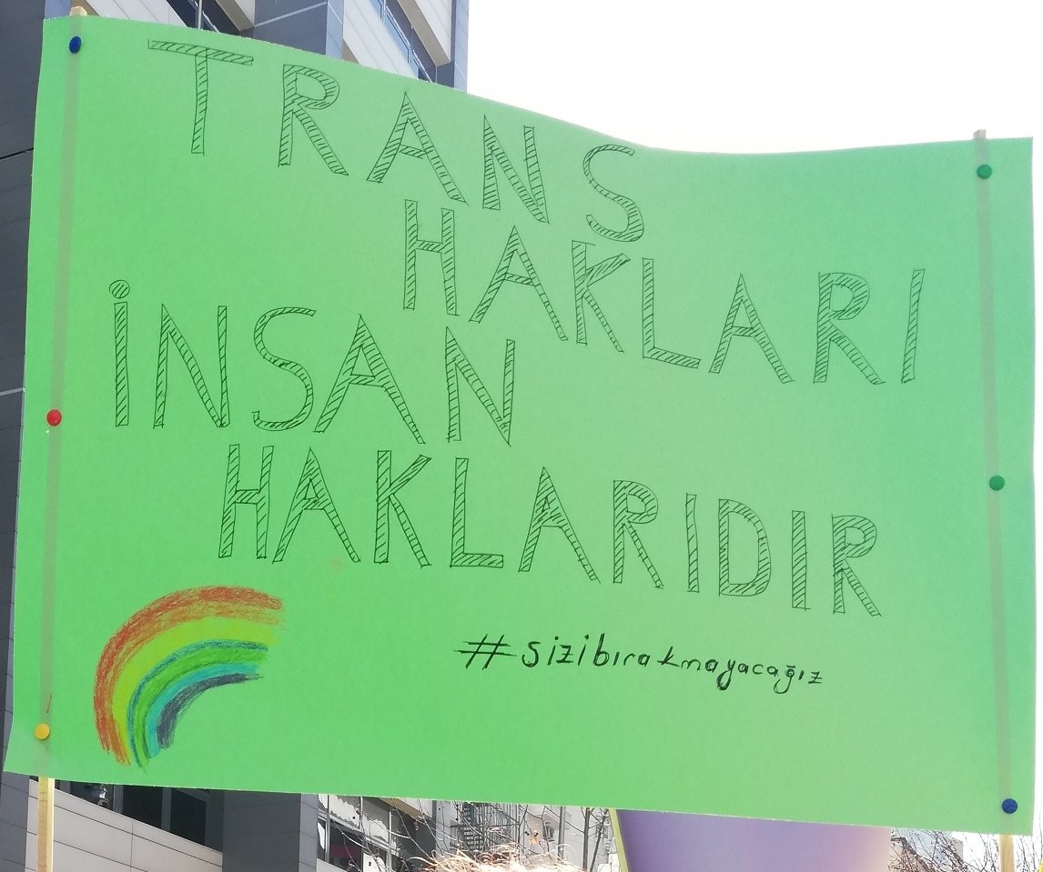 Ankara Feminist Gece Yürüyüşü’nde polis “Trans hakları insan haklarıdır” yazan dövize el koydu! Kaos GL - LGBTİ+ Haber Portalı
