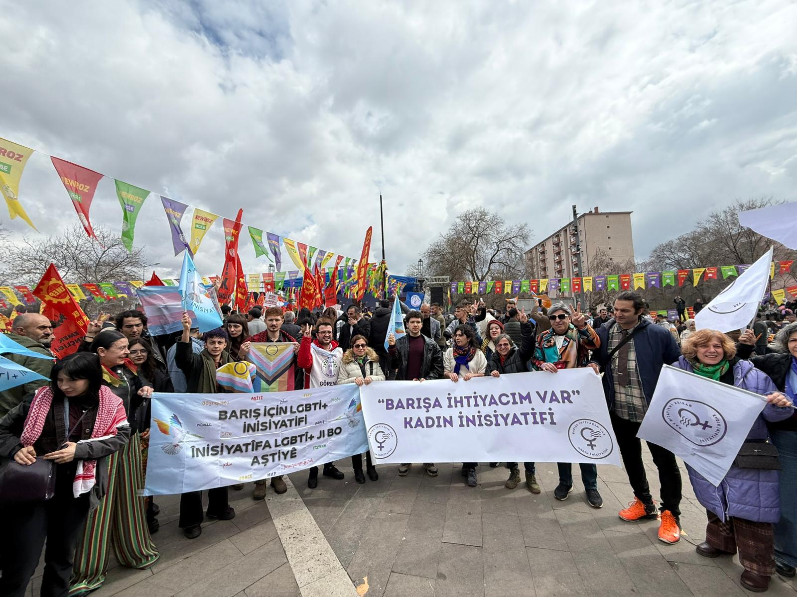 Ankara Newrozu'nda gökkuşağı bayrakları dalgalandı: "Eşit ve özgür bir yaşamı kurma irademizi büyütüyoruz!" | Kaos GL - LGBTİ+ Haber Portalı Haber
