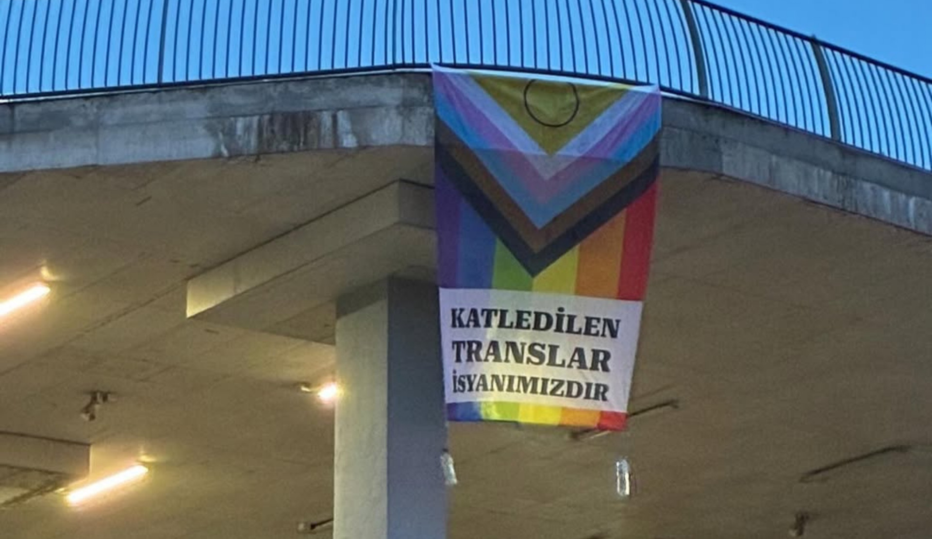Ankara Pride, evinde ölü bulunan trans kadın Esra Koca için pankart astı: "Katledilen translar isyanımızdır" Kaos GL - LGBTİ+ Haber Portalı