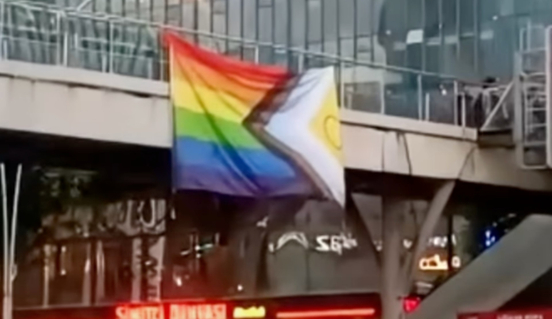 Ankara Pride, Söğütözü’nde gökkuşağı bayrağı dalgalandırdı: “Ankara’nın her hattında lubunyaların izi var!” | Kaos GL - LGBTİ+ Haber Portalı Haber