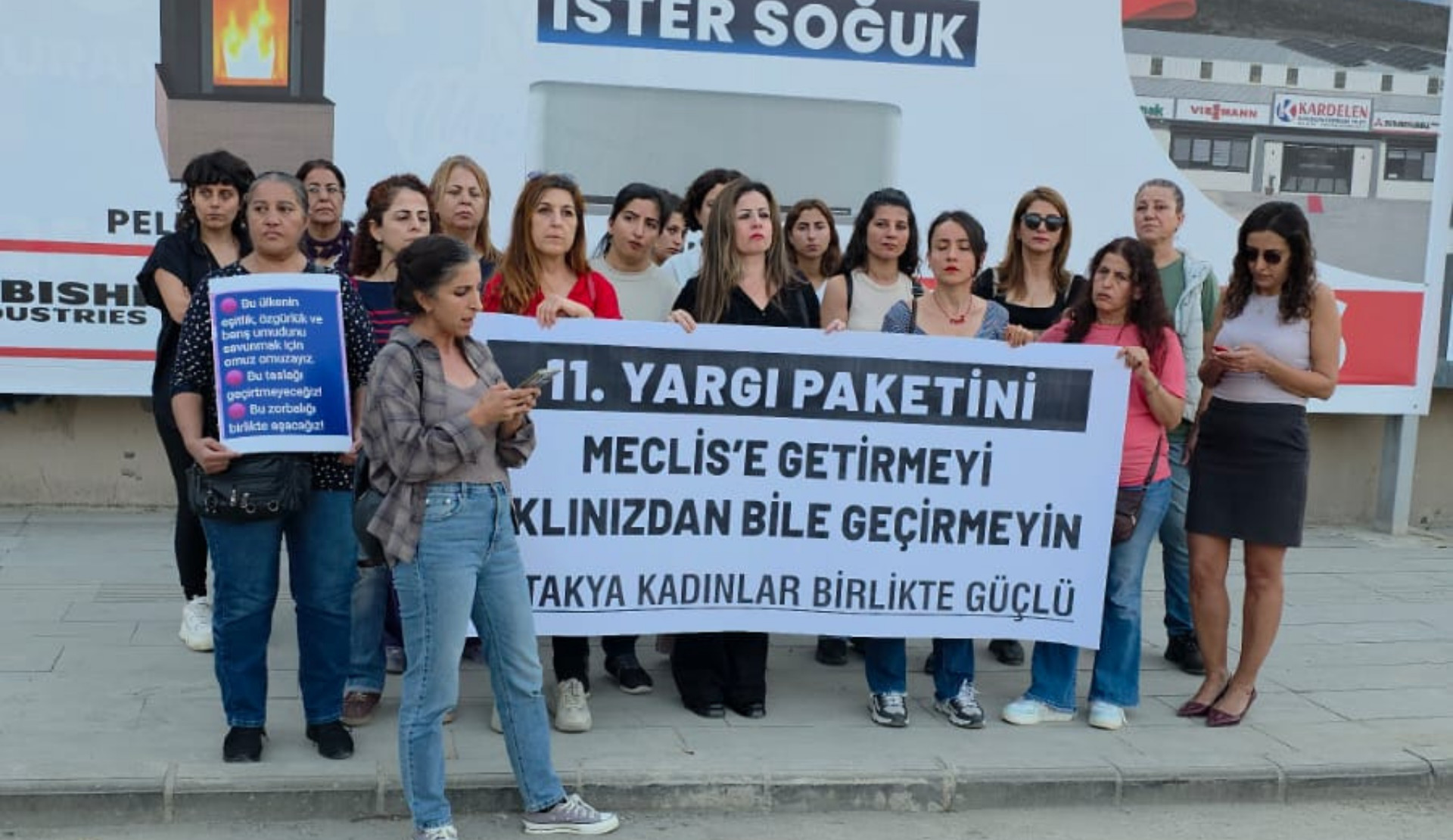 Antakya'da kadınlar ve LGBTİ+'lar yargı paketine karşı buluştu: "Nefrete inat yaşasın hayat!" Kaos GL - LGBTİ+ Haber Portalı