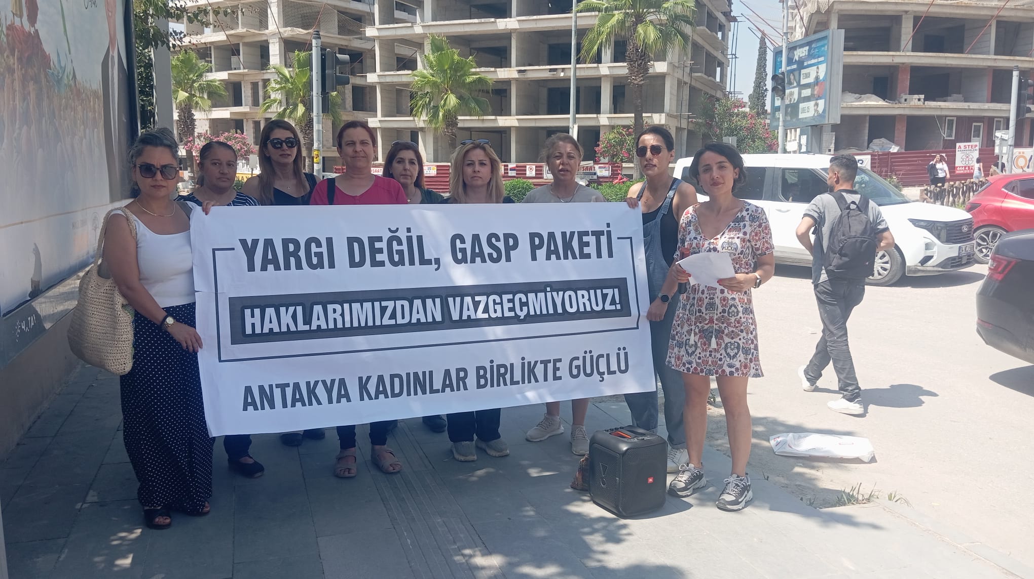 Antakya’da LGBTİ+ düşmanı yargı paketine karşı açıklama: “Yan yana durmaya devam edeceğiz” Kaos GL - LGBTİ+ Haber Portalı