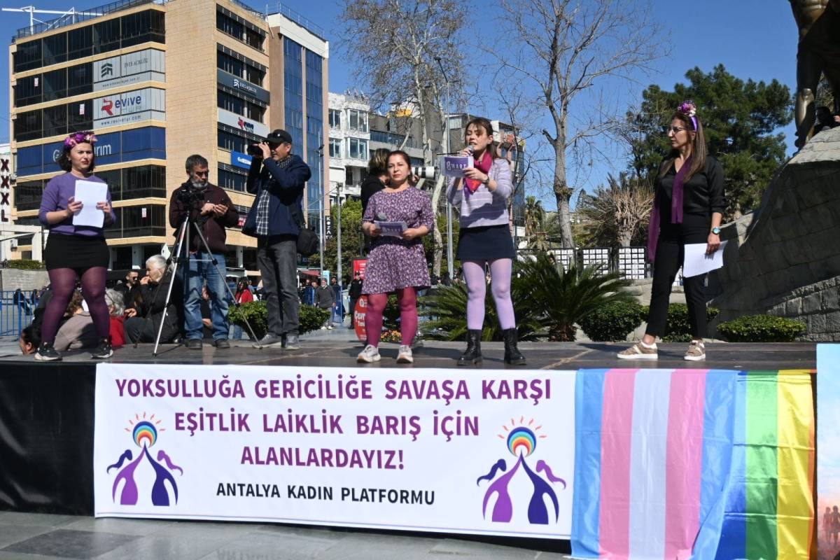 Antalya’da 8 Mart: “Bir kişi daha eksilmemek için buradayız” | Kaos GL - LGBTİ+ Haber Portalı Haber