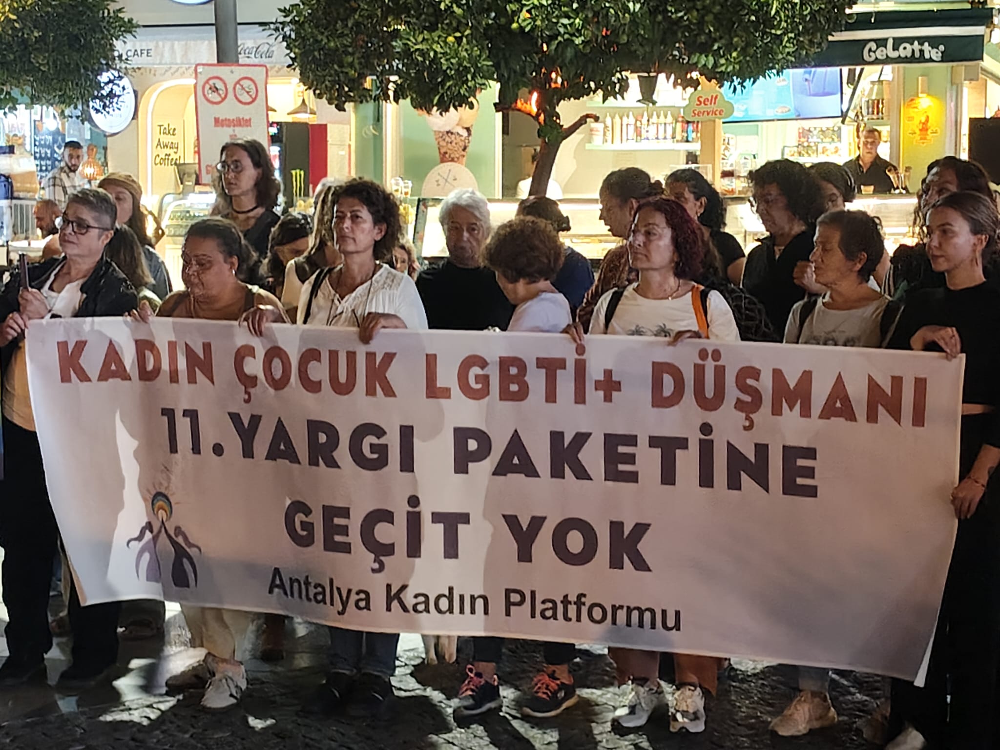 Antalya’da kadınlar ve LGBTİ+’lar yargı paketine karşı bir araya geldi: "Bedenimiz, sözümüz, hayatımız bizimdir ve bizim kalacak!" Kaos GL - LGBTİ+ Haber Portalı