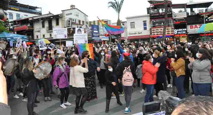 Antalya’da polis İstanbul Sözleşmesi eyleminde gökkuşağı bayrağını engellemeye çalıştı Kaos GL - LGBTİ+ Haber Portalı