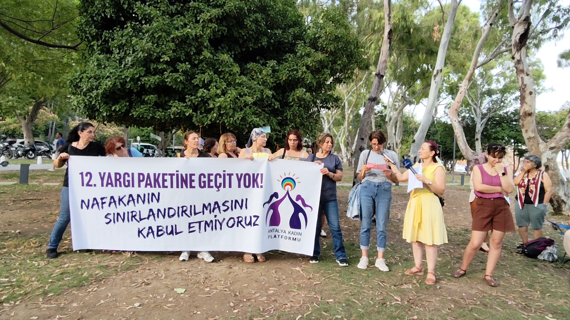 Antalya Kadın Platformu'ndan LGBTİ+ düşmanı yargı paketine karşı eylem: “12. Yargı Paketi’ne geçit yok” Kaos GL - LGBTİ+ Haber Portalı