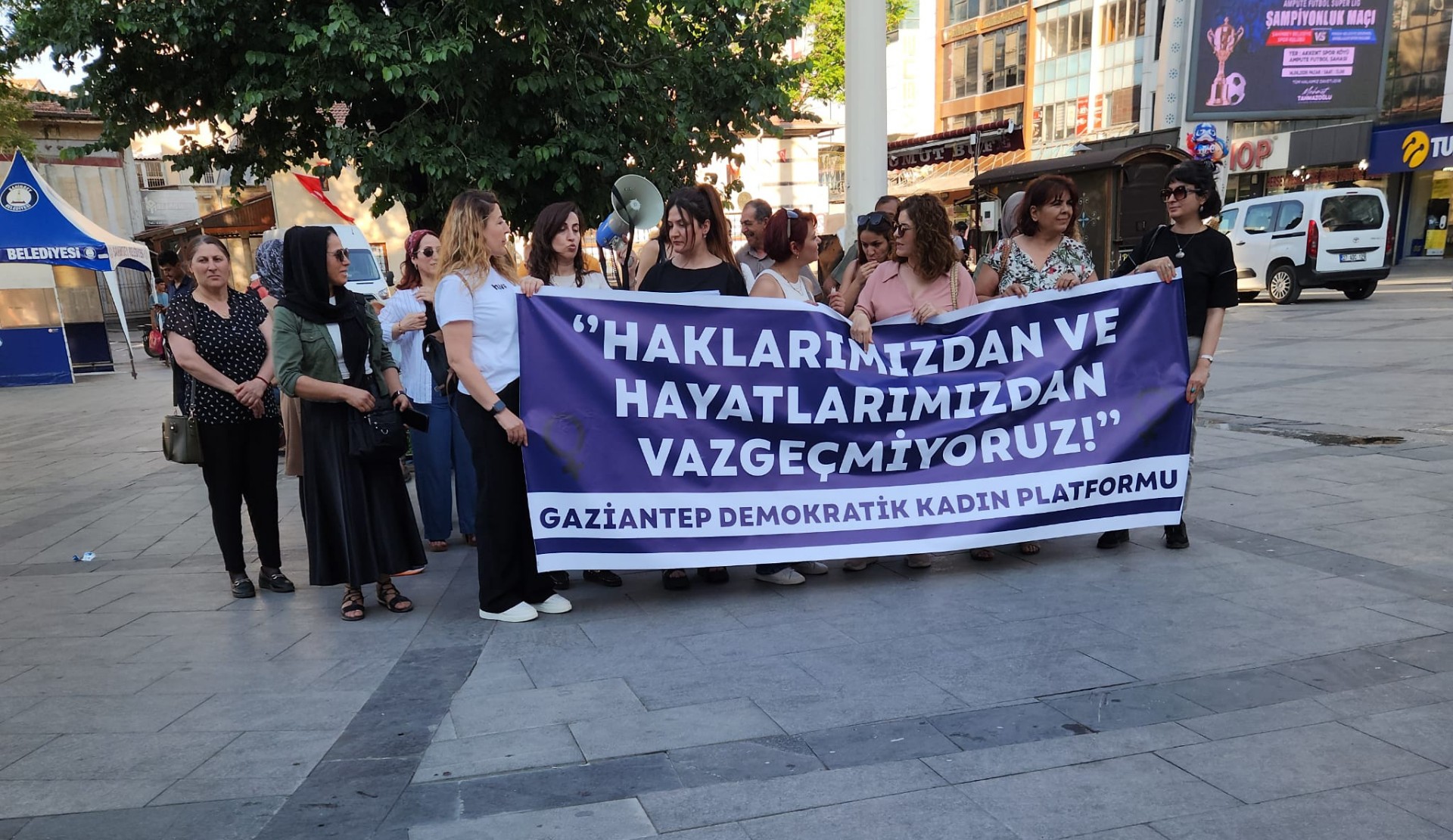 Antep’te LGBTİ+ düşmanı yargı paketine karşı eylem: “Kadınların, LGBTİ+'ların ve çocukların hakları pazarlık konusu değildir” | Kaos GL - LGBTİ+ Haber Portalı Haber