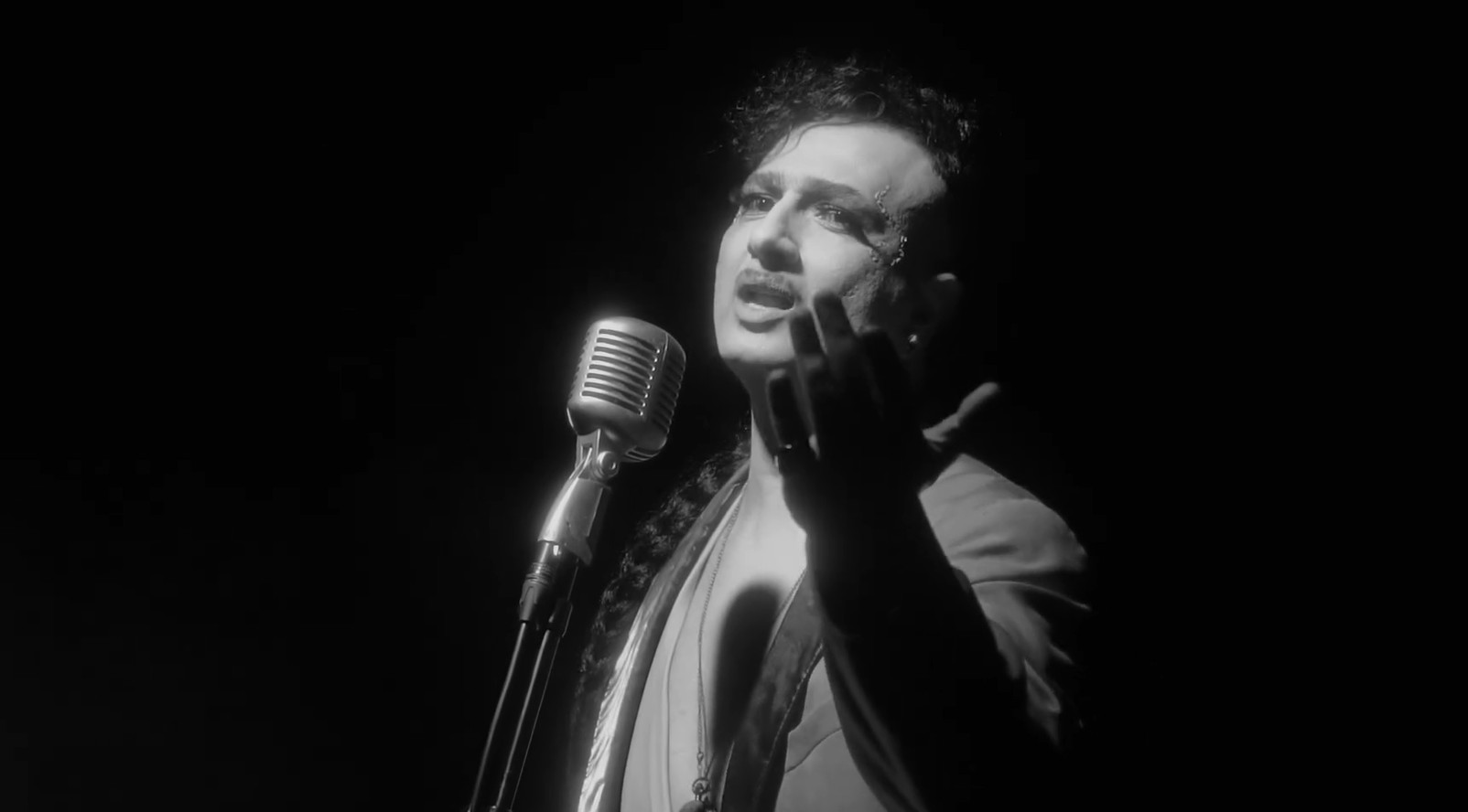 Anthony Hüseyin’den “Burası” Kaos GL - LGBTİ+ Haber Portalı