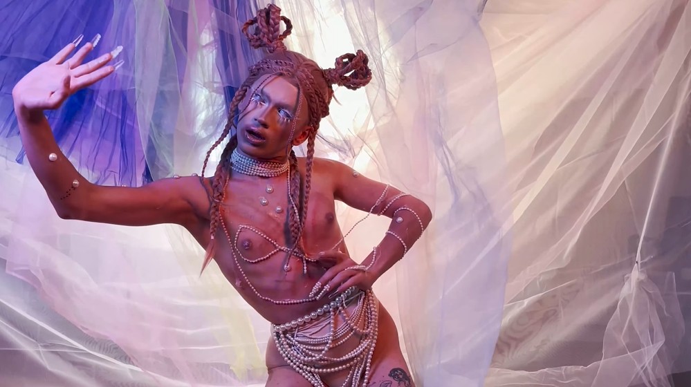 AntreSx ve Tusidi’nin To Pluto’s Moon klibi yayında Kaos GL - LGBTİ+ Haber Portalı