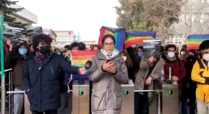 “Arkadaşlarımız serbest bırakılana dek hiçbir yere gitmiyoruz!” Kaos GL - LGBTİ+ Haber Portalı