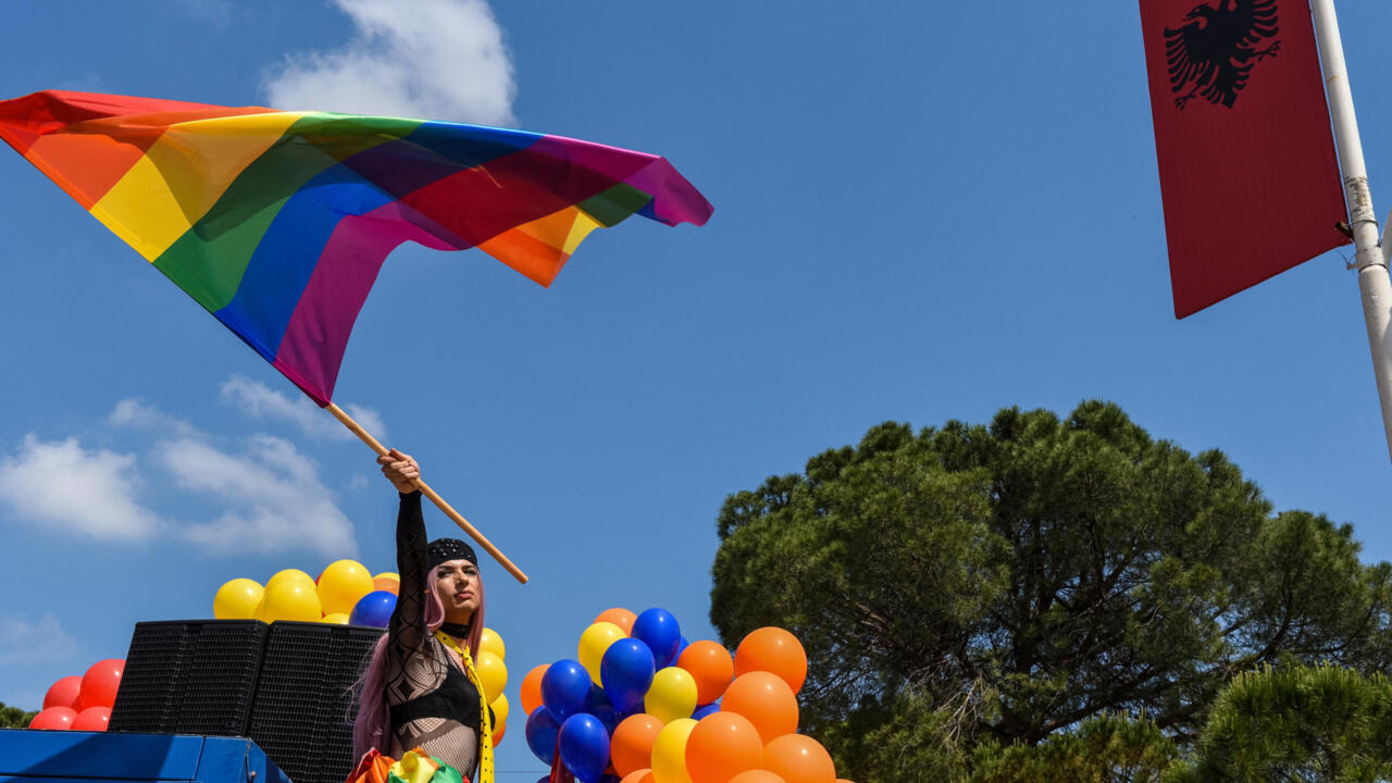 Arnavutluk, Toplumsal Cinsiyet Eşitliği Yasası’nı kabul etti: Tasarıdan “biyolojik cinsiyet” tanımı çıkarıldı | Kaos GL - LGBTİ+ Haber Portalı Haber