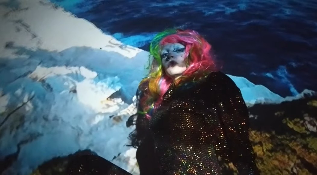 AROTH’un “Fly Me To The Moon & Met Him Last Night” klibi yayında Kaos GL - LGBTİ+ Haber Portalı