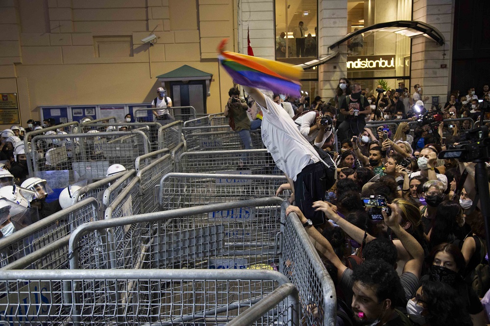 Ateş Alpar’ın objektifinden Taksim, İstanbul Sözleşmesi eylemi Kaos GL - LGBTİ+ Haber Portalı