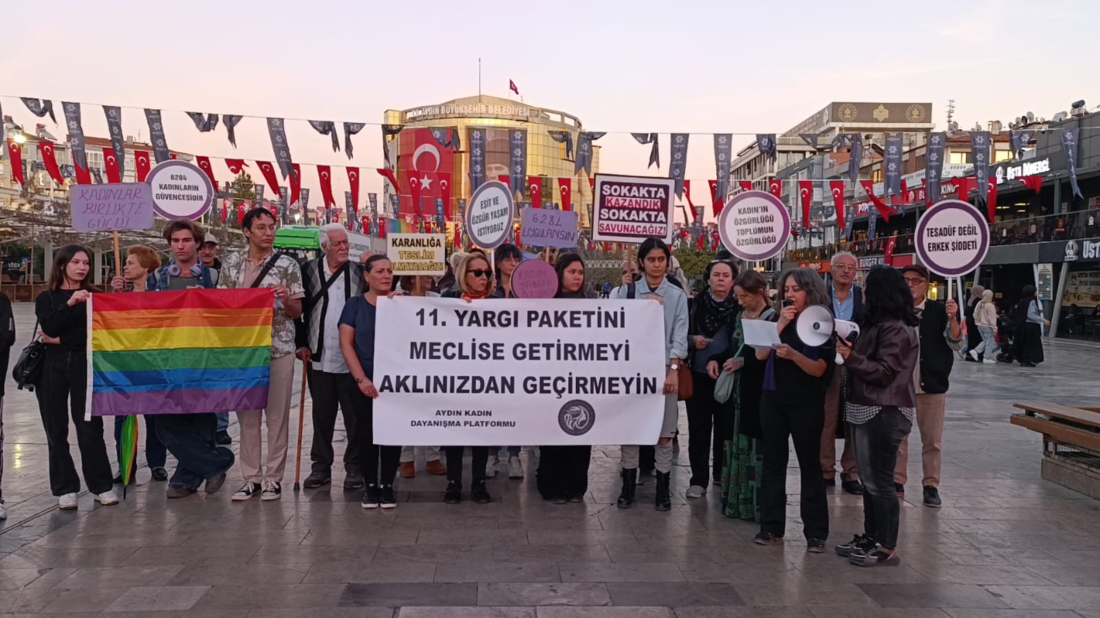 Aydın'da kadınlar ve LGBTİ+'lar yargı paketine karşı dayanışma mesajı verdi: "Nefretin meşrulaştırılmasına izin vermeyeceğiz!" | Kaos GL - LGBTİ+ Haber Portalı Haber