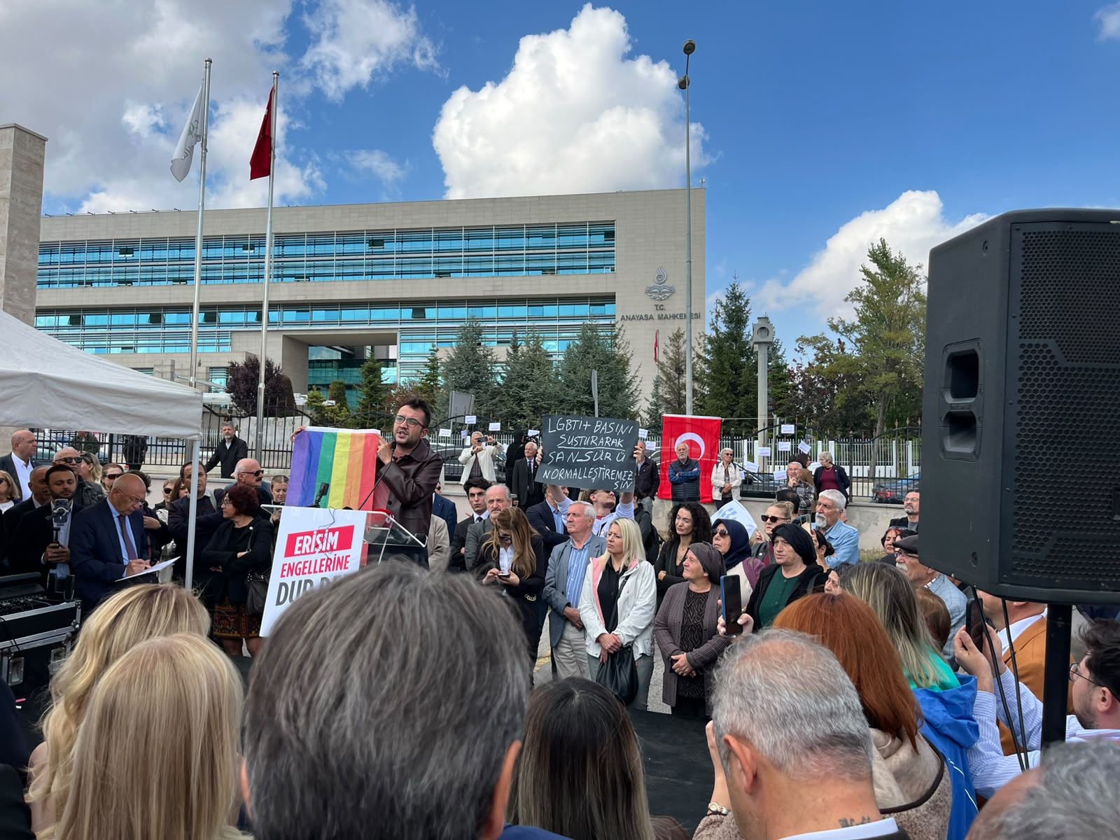 AYM önünde erişim engellerine karşı eylem: “Kimse özenmeyle LGBTİ+ olmaz” Kaos GL - LGBTİ+ Haber Portalı