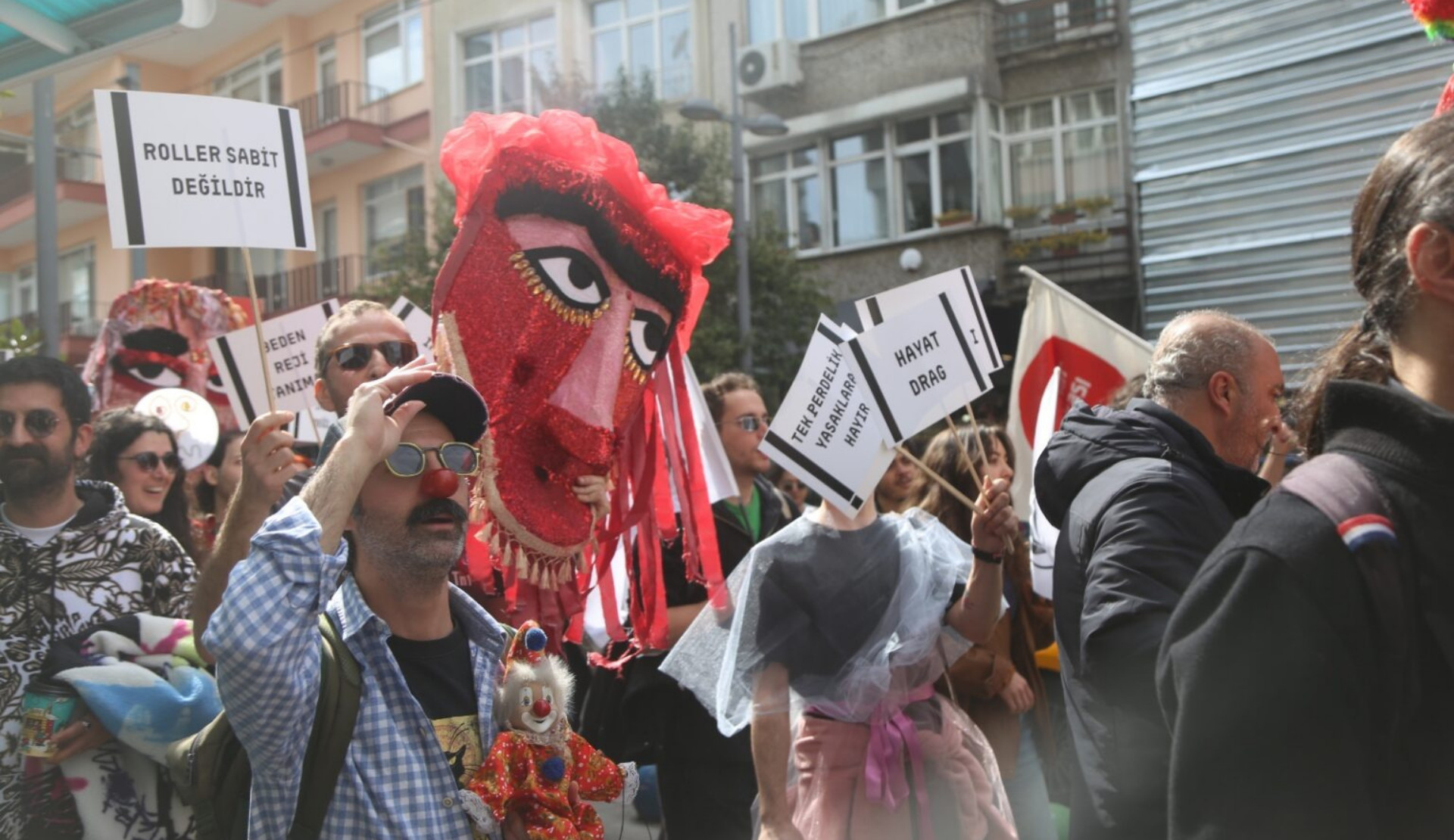 Bahar Pride, İstanbul’da yapıldı: “Bize ayrılan dar kadroları, tek tip kostümleri, ezberlenmiş replikleri kabul etmiyoruz” | Kaos GL - LGBTİ+ Haber Portalı Haber