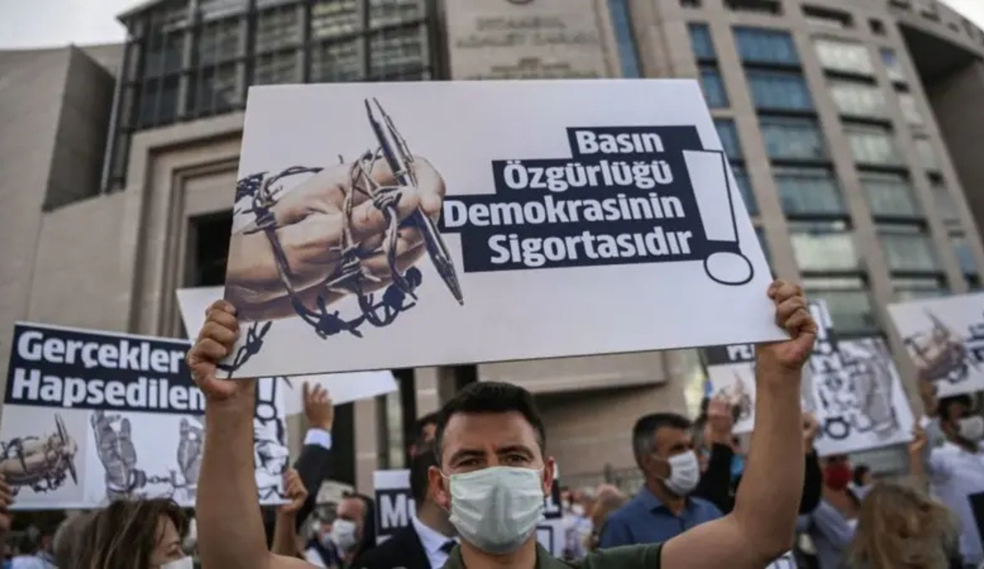 Basın özgürlüğündeki 6 yıllık bilanço Meclis’te açıklandı: "420 gazeteci gözaltına alındı, 145 gazeteci tutuklandı" | Kaos GL - LGBTİ+ Haber Portalı Haber