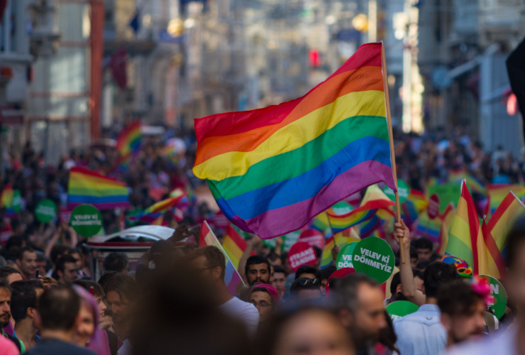 Biz LGBTİQ+ İnisiyatifi’nden LGBTİ+ karşıtı kanun teklifine dair açıklama: “LGBTİ+’lar vardır ve her zaman var olacak” | Kaos GL - LGBTİ+ Haber Portalı Haber