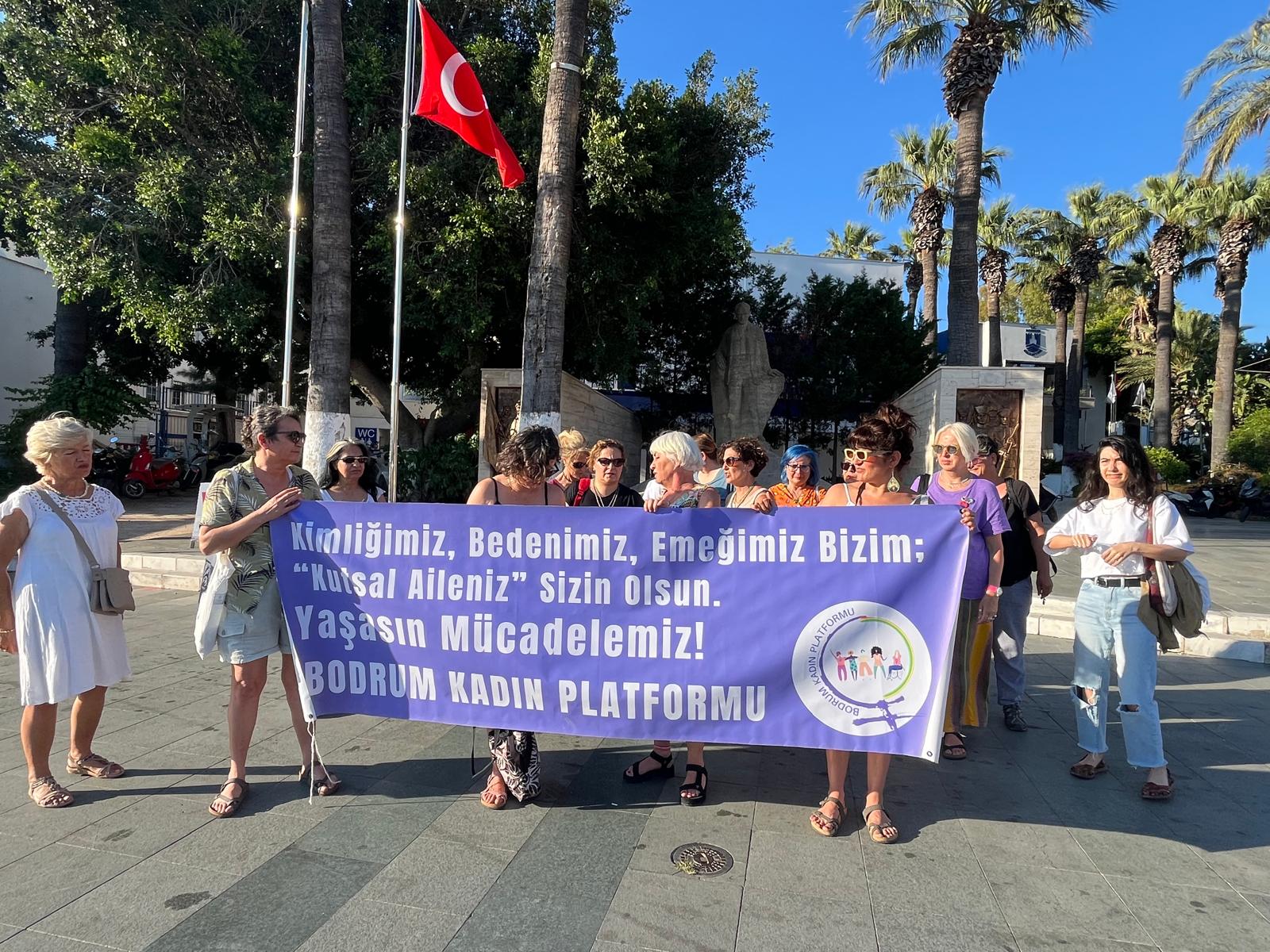 Bodrum’da LGBTİ+ düşmanı 12. Yargı Paketi’ne karşı eylem: “LGBTİ+’ların sesini kısamayacaksınız” | Kaos GL - LGBTİ+ Haber Portalı Haber