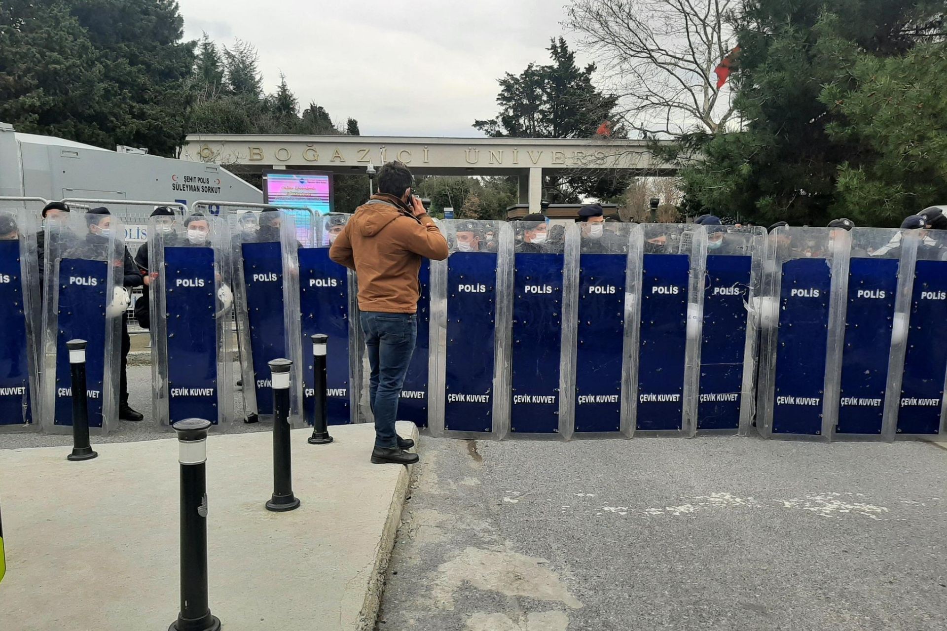 Boğaziçi’nde polis saldırdı, yüzden fazla gözaltı: #AşağıBakmayacağız | Kaos GL - LGBTİ+ Haber Portalı