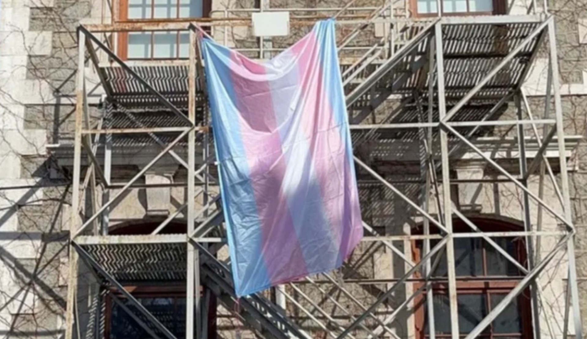Boğaziçi Üniversitesi, trans bayrağı astığı iddiasıyla bir mezunun kartını 5 yıl süreyle iptal etti! | Kaos GL - LGBTİ+ Haber Portalı Haber