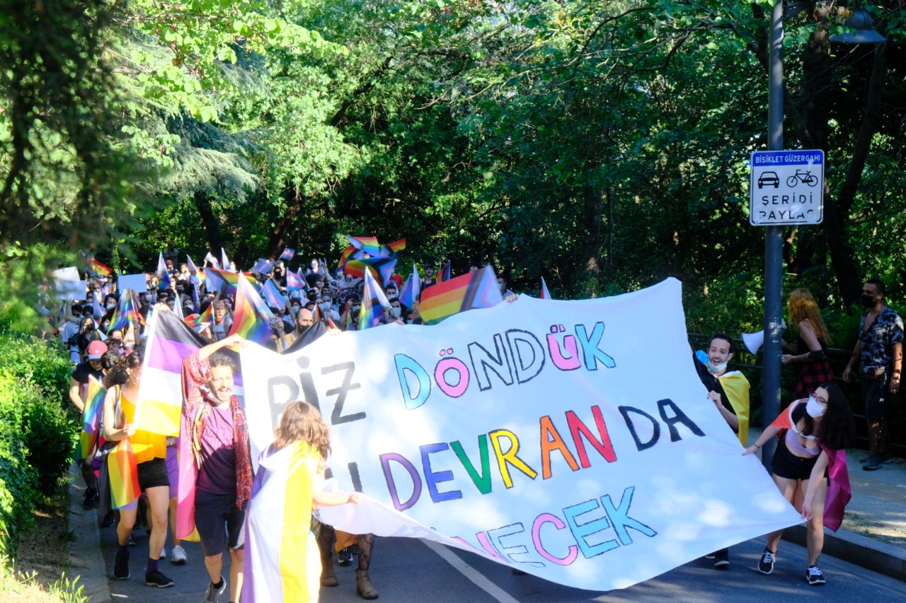 Buradan küçük bir evin odasında umutsuz ve çaresiz hisseden lubunyaya sesleniyoruz: Yanındayız! Kaos GL - LGBTİ+ Haber Portalı