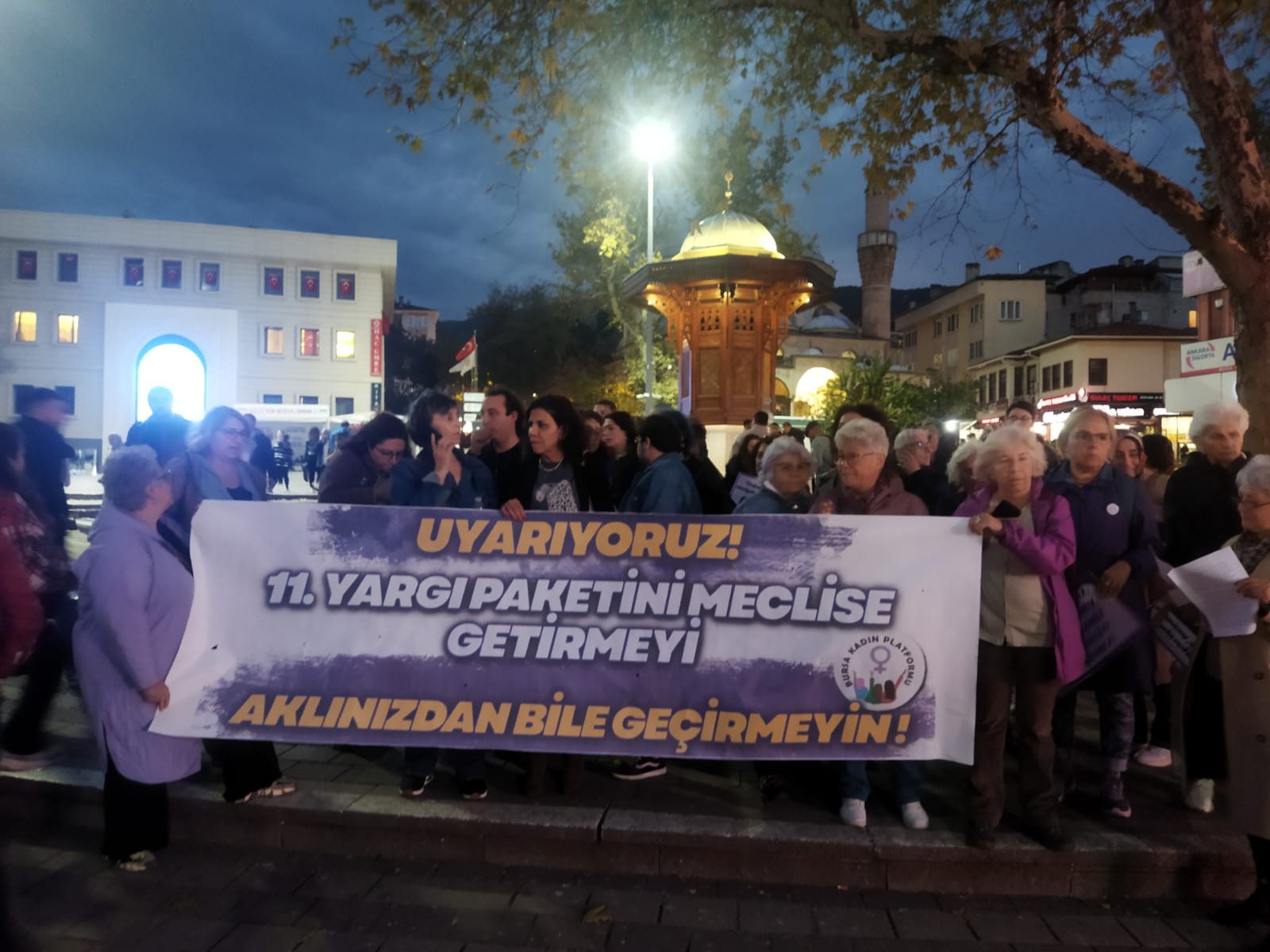 Bursa’da kadınlar ve LGBTİ+’lar tüm engellere rağmen yargı paketine karşı yürüdü: “Suskun değiliz, sokaktayız!” Kaos GL - LGBTİ+ Haber Portalı