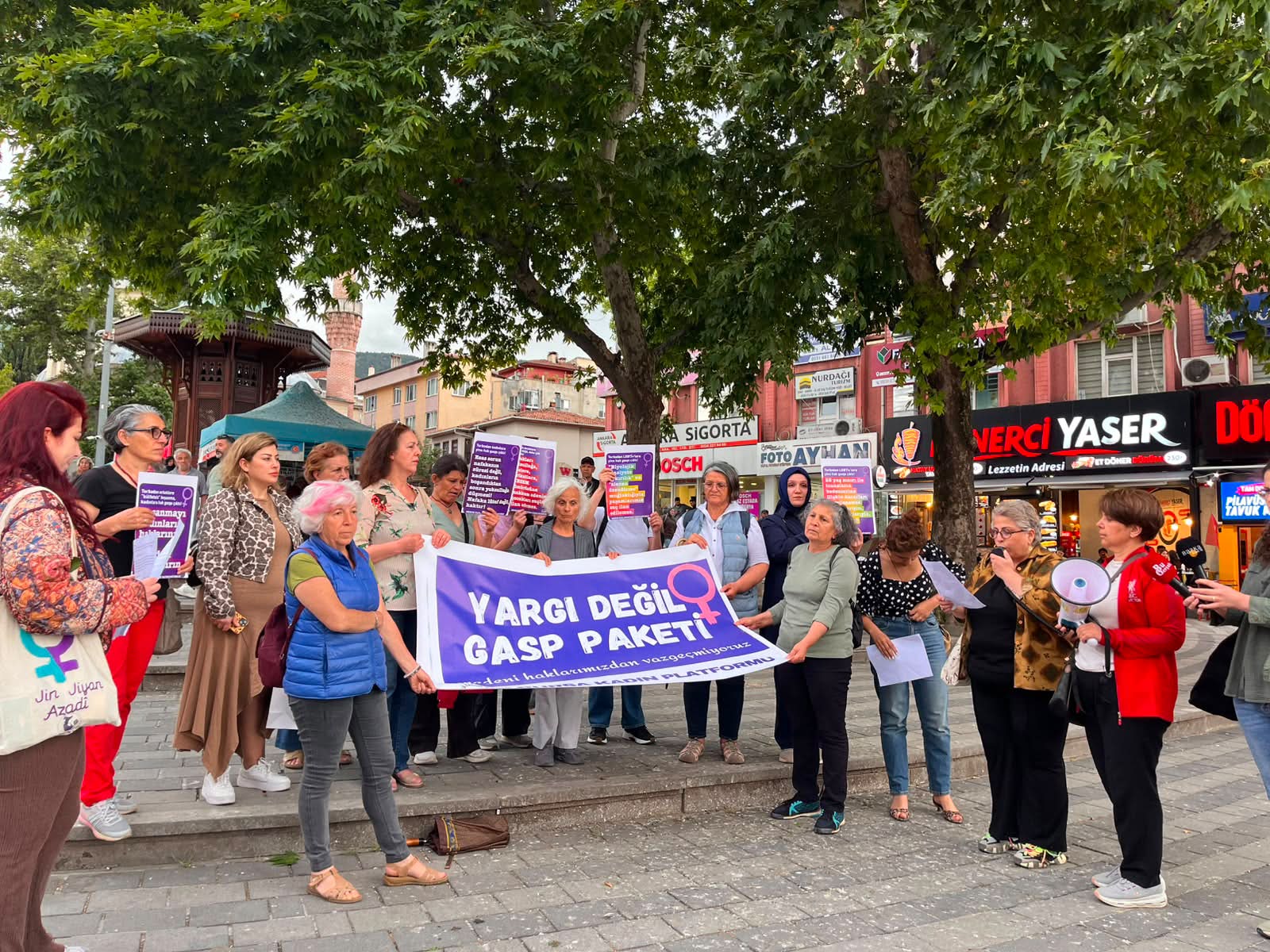 Bursa Kadın Platformu’ndan 12. Yargı Paketi’ne tepki: “Bu düzenleme kadınlara, LGBTİ+’lara ve çocuklara açık bir saldırı” | Kaos GL - LGBTİ+ Haber Portalı Haber