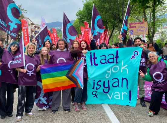 Bursa Kadın Savunma Ağı’ndan 1 Mayıs açıklaması: “Renklerimizden vazgeçmemiz istendi” Kaos GL - LGBTİ+ Haber Portalı